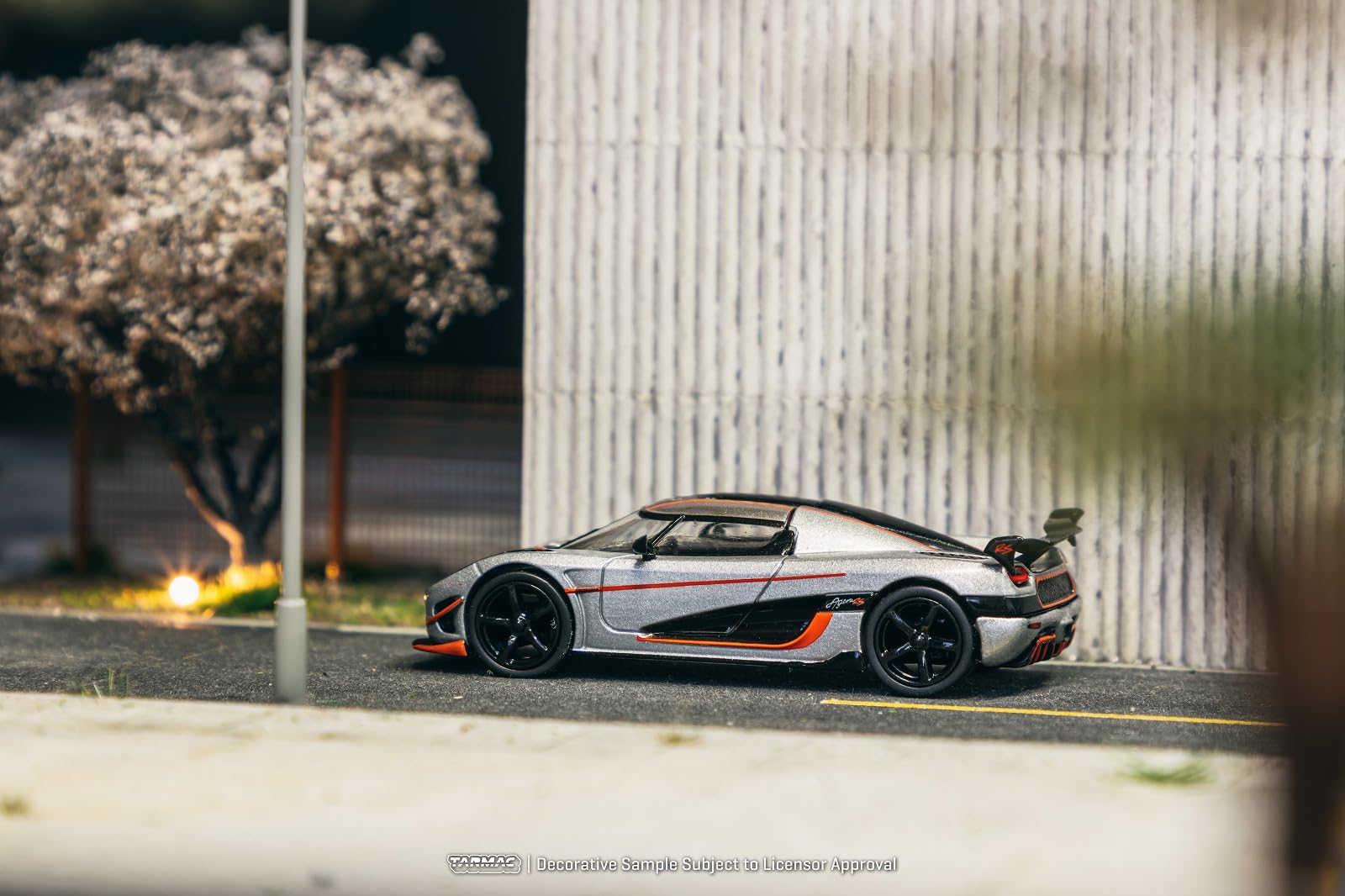 Amazon | TARMACWORKS 1/64 Koenigsegg Agera RS Moon Silver/Black